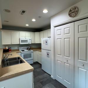 Totally equipped kitchen with washer & dryer