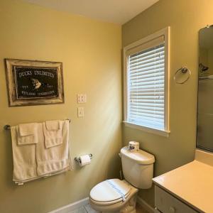Full bathroom in first level Bedroom