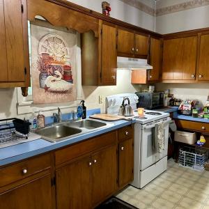 Apt B kitchen