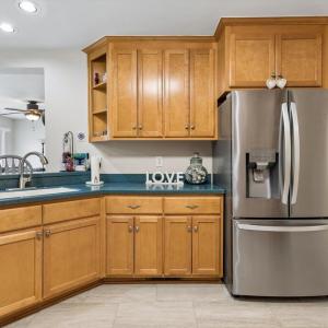 Large kitchen with lots of storage