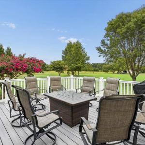 Large open deck area w/composite decking