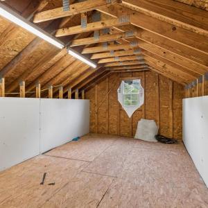 Detached garage 2nd floor unfinished space