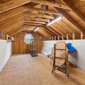 Detached garage 2nd floor unfinished space