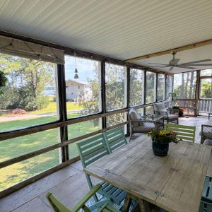 Screened porch with great waterviews.