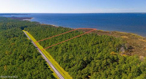 Waterfront lot in Merrimon Bay