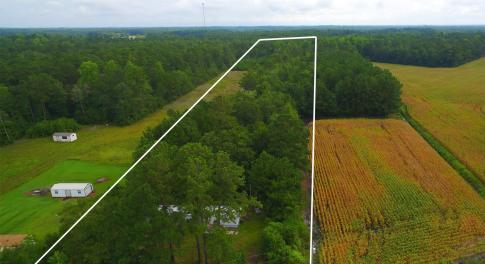 Aerial view of sparsely populated area featuring p