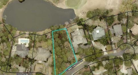 Aerial map of property and surrounding area featur