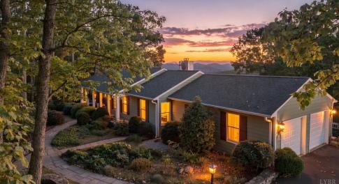 420 Cresthill Rd with amazing views!